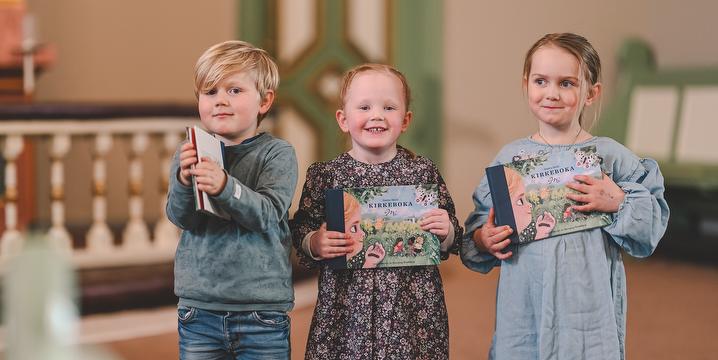 Bilde/illustrasjon for Utdeling av 4 - årsbok Utdeling av 4 - årsbok