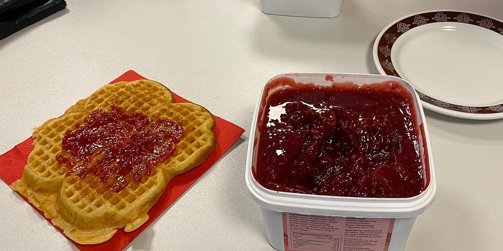 Bilde/illustrasjon for Vaffeltorsdag på Tomter IB med konsert og SvarUt info! Vaffeltorsdag på Tomter IB med konsert og SvarUt info!